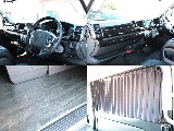 フローリングフロアや遮光カーテンで車中泊シーンにも対応したカスタム内容☆