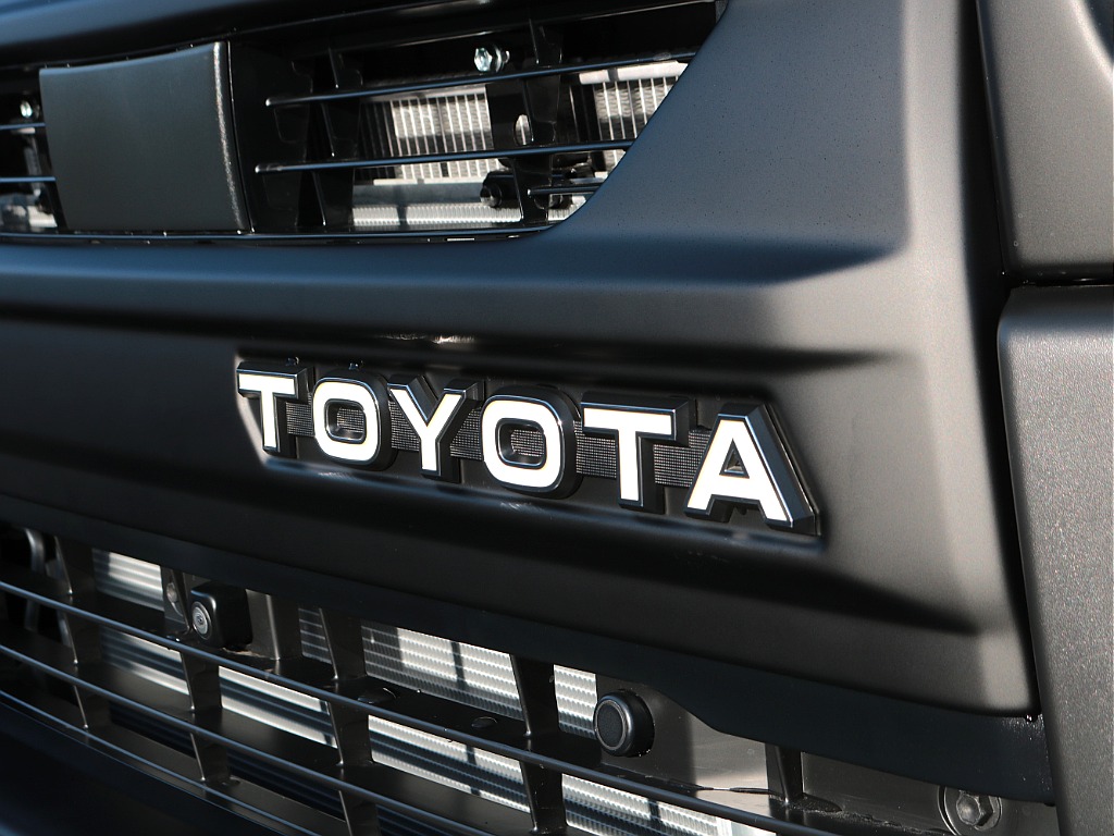 TOYOTAロゴがアクセントで今までのカスタムハイエースとは違った印象に☆