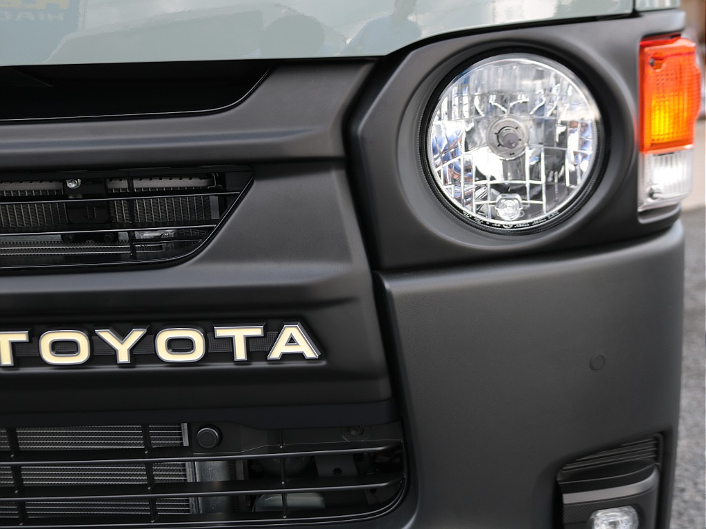 TOYOTAロゴがアクセントでネオクラシックスタイル☆