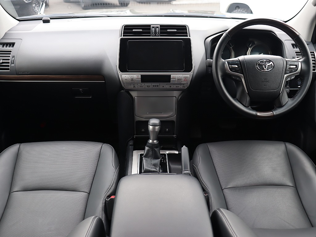 高級感あふれるブラックレザー内装！