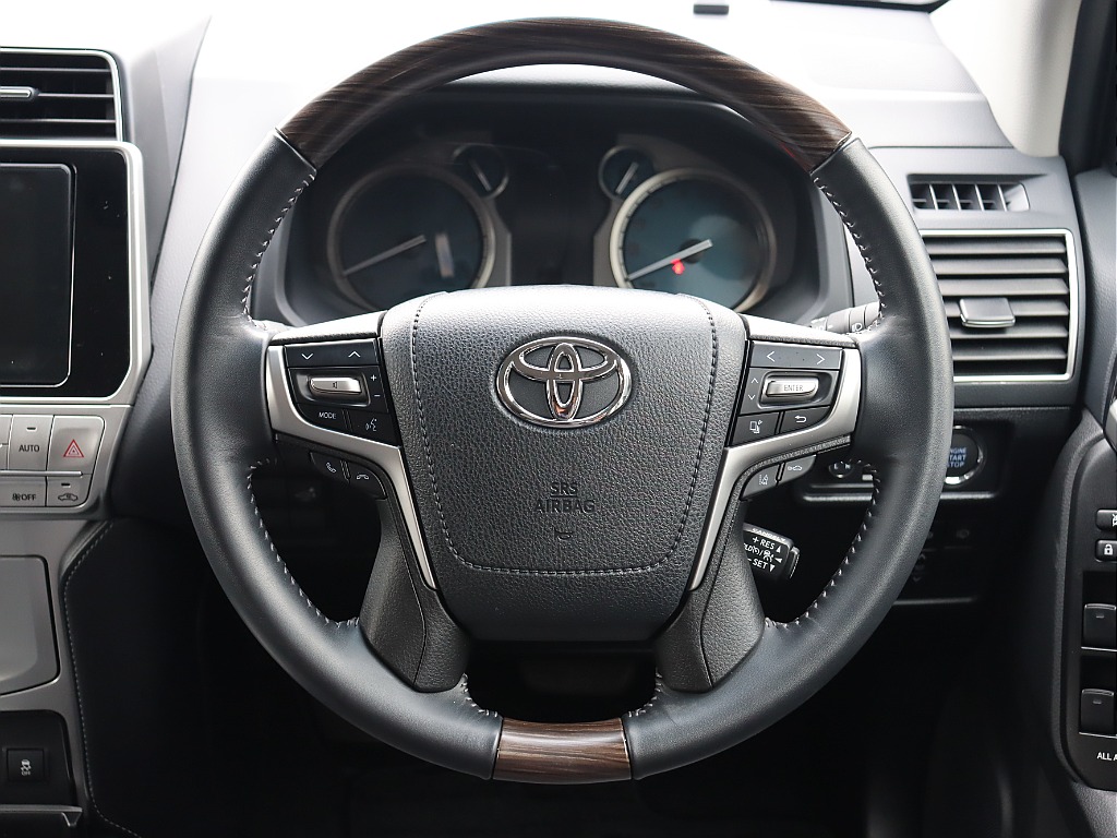 ウッドコンビステアリングに変わっております！