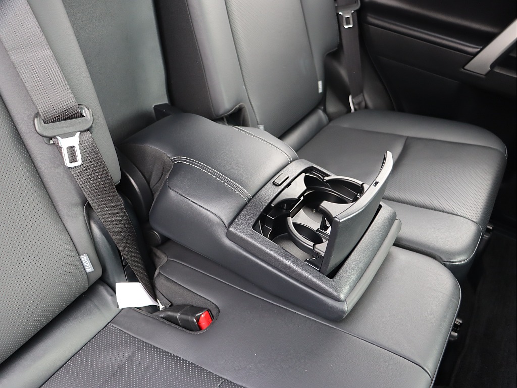 セカンドシートアームレスト！