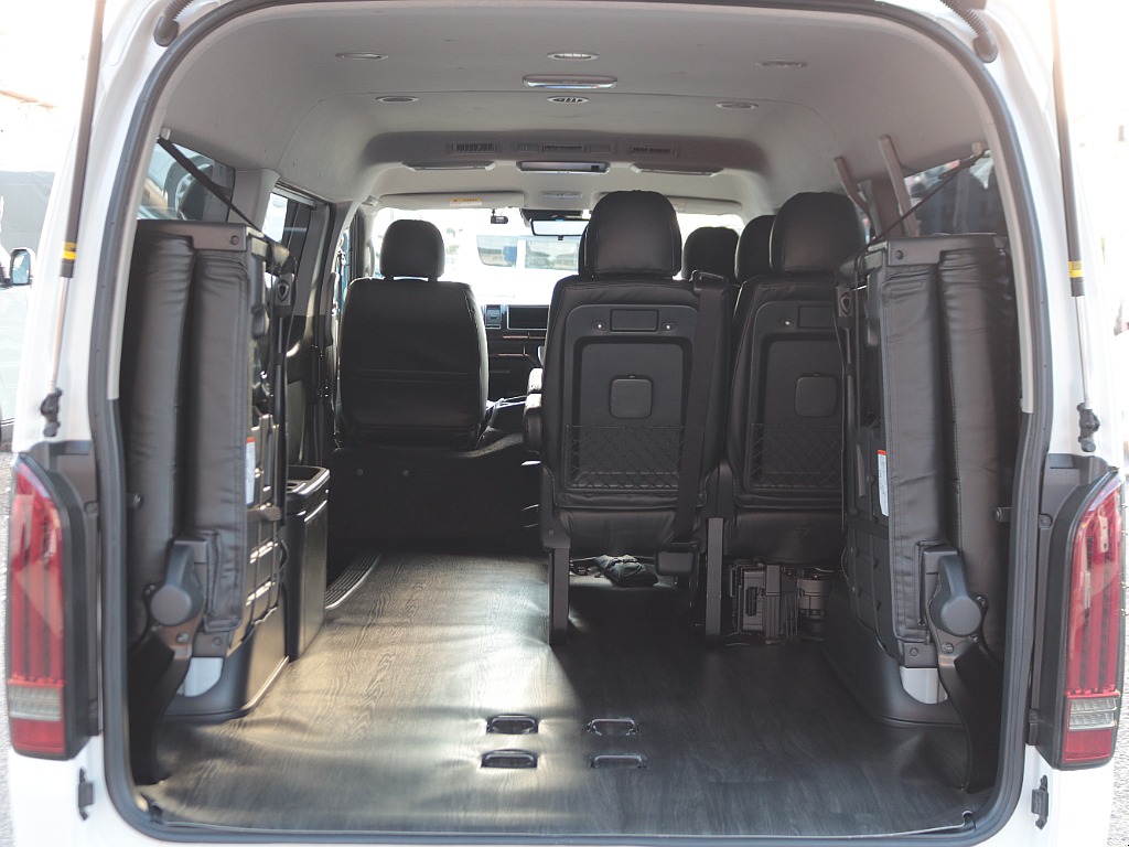 跳ね上げ式の4列目シートでラゲッジスペースも確保可能☆