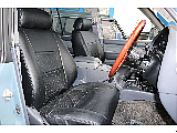 運転席シート。大型のセンターコンソールが付いていますので、左腕をゆっくり休めながらのドライブが可能です。