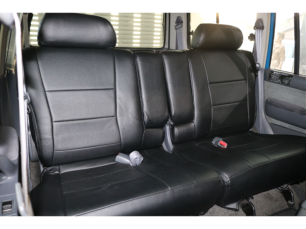 さすがはランクル80。セカンドシートもゆったりとした空間が広がっており、3～5人でも快適なドライブが可能です。