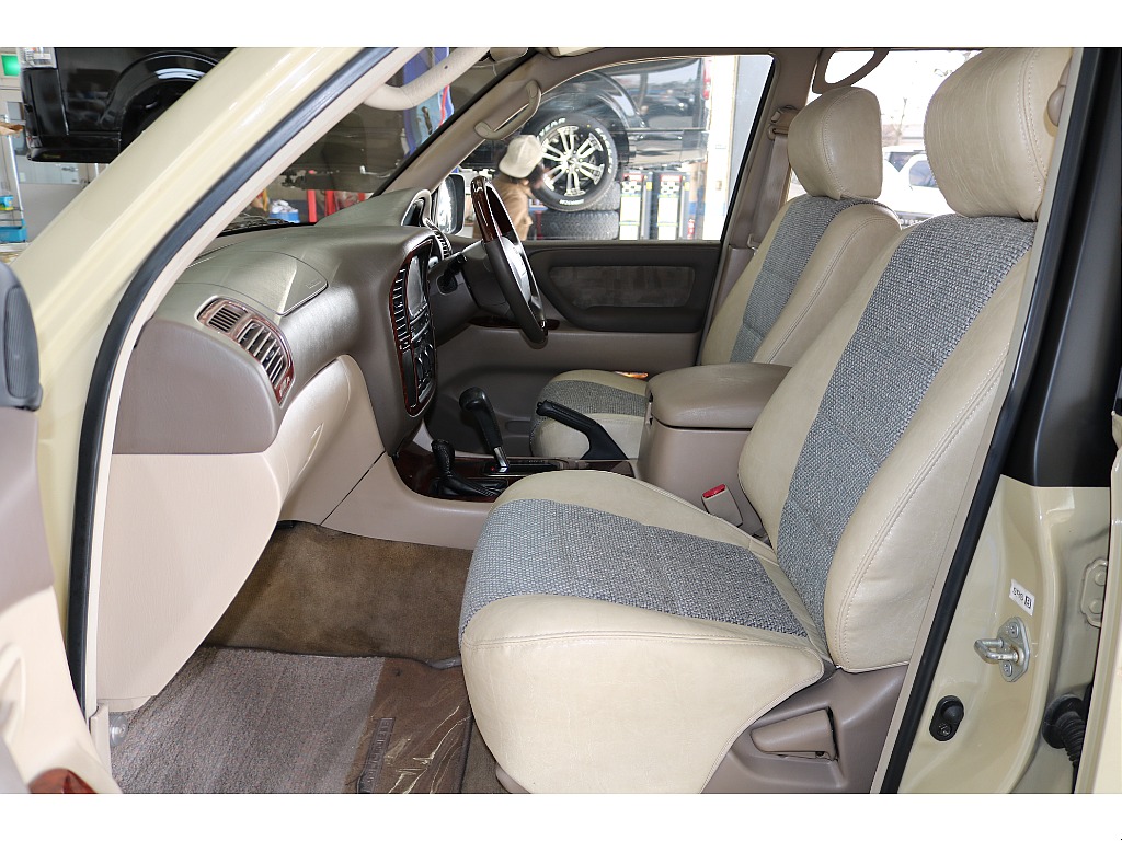 ボディ色、内装色に併せてシートカバーも自社オリジナル製品のクラシックシートカバー装着済みです。