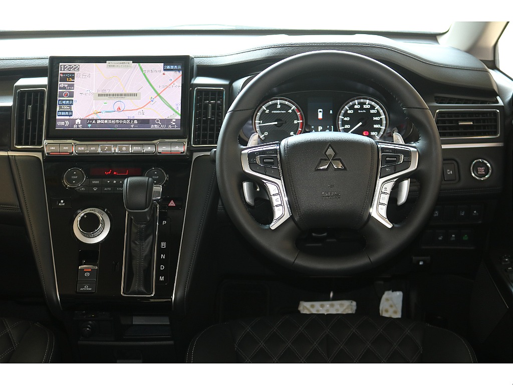 本革ステアリングで高級感がありますね。