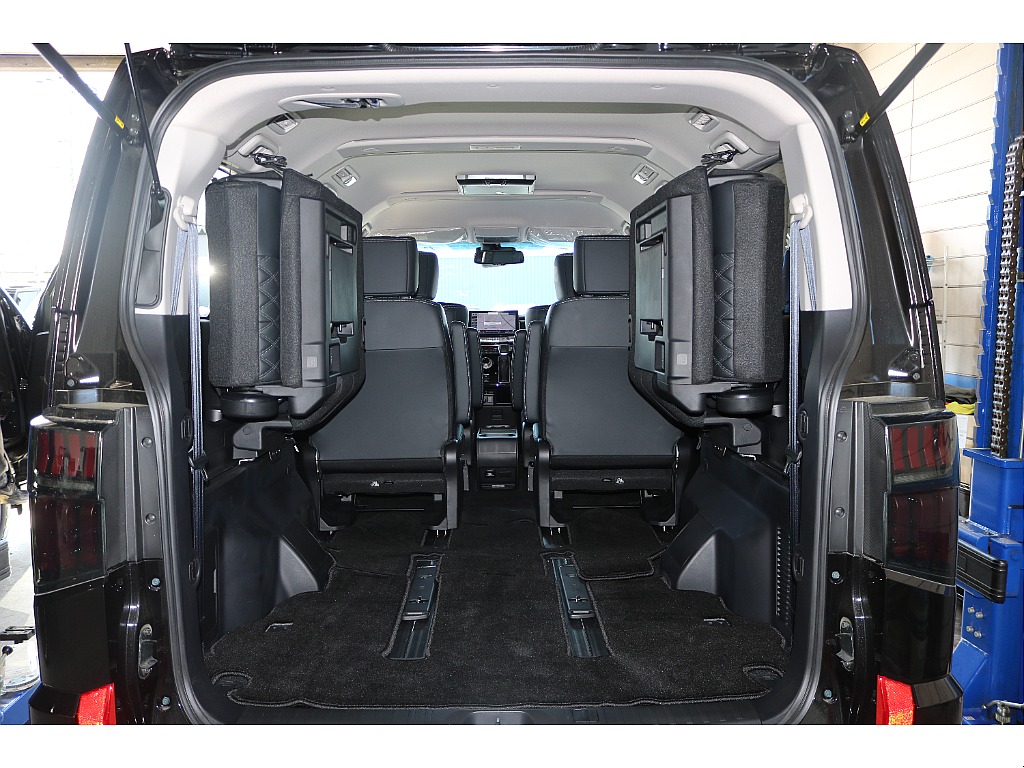 サードシートは跳ね上げになります