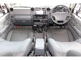 ブラックのシートカバーを新調し、内装はシックに仕上げました！
