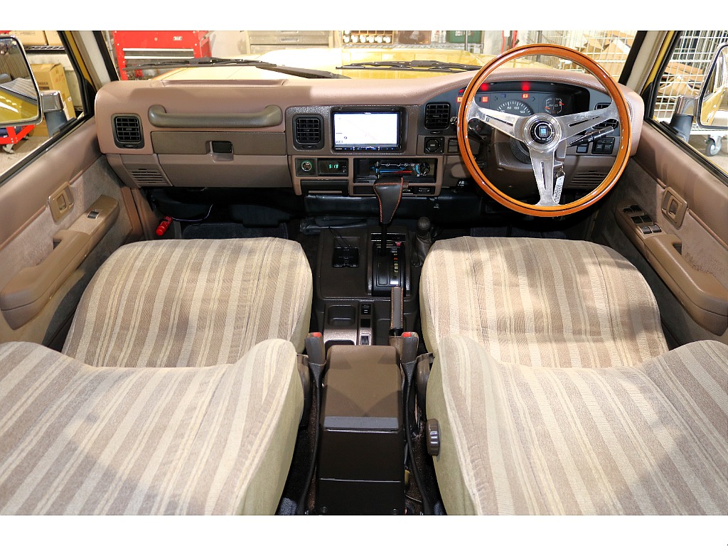 茶内装となり、非常に車内が明るくなっております♪