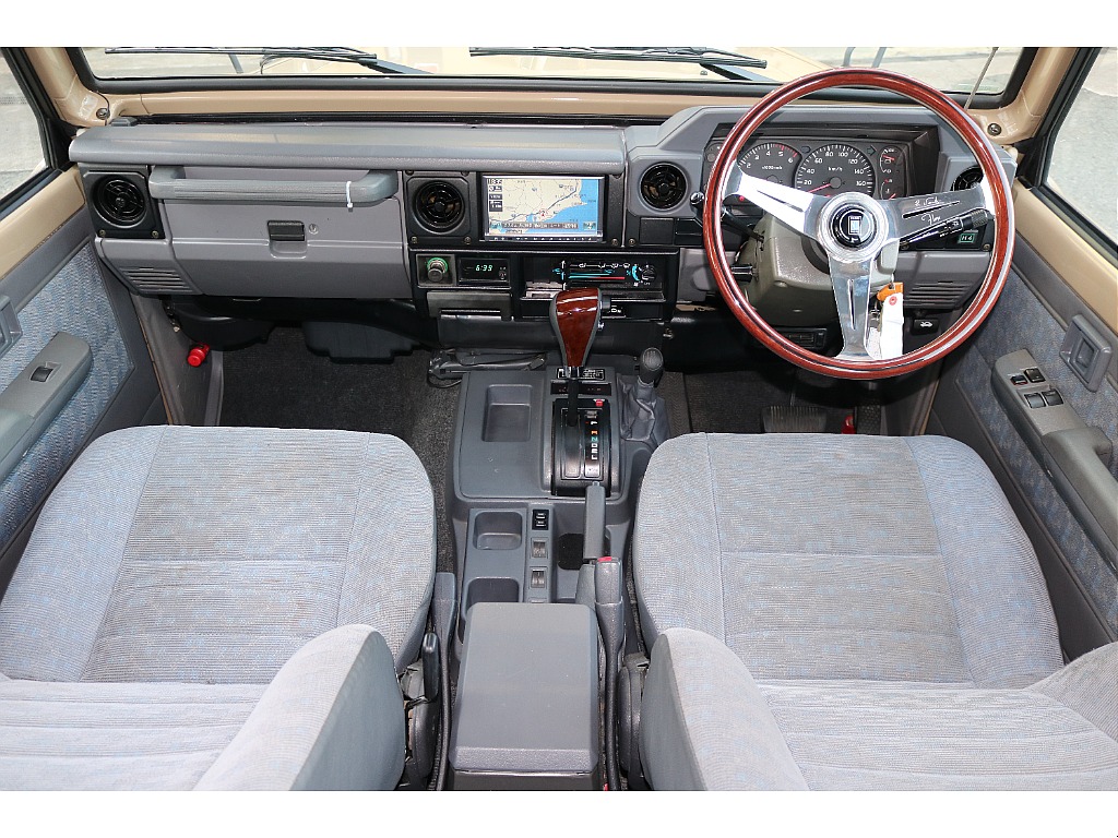 クラシック車両には定番のNARDIステアリングを新品で取付けをしました。