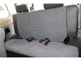 セカンドシートはベンチ式の一体型となります。