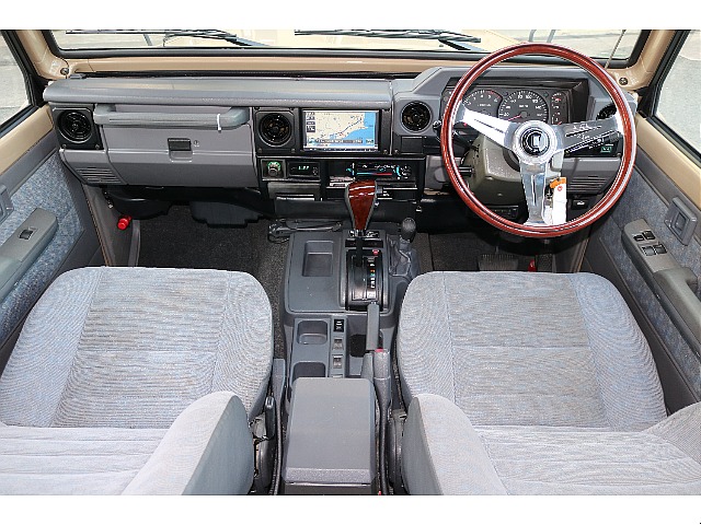 クラシック車両には定番のNARDIステアリングを新品で取付けをしました。