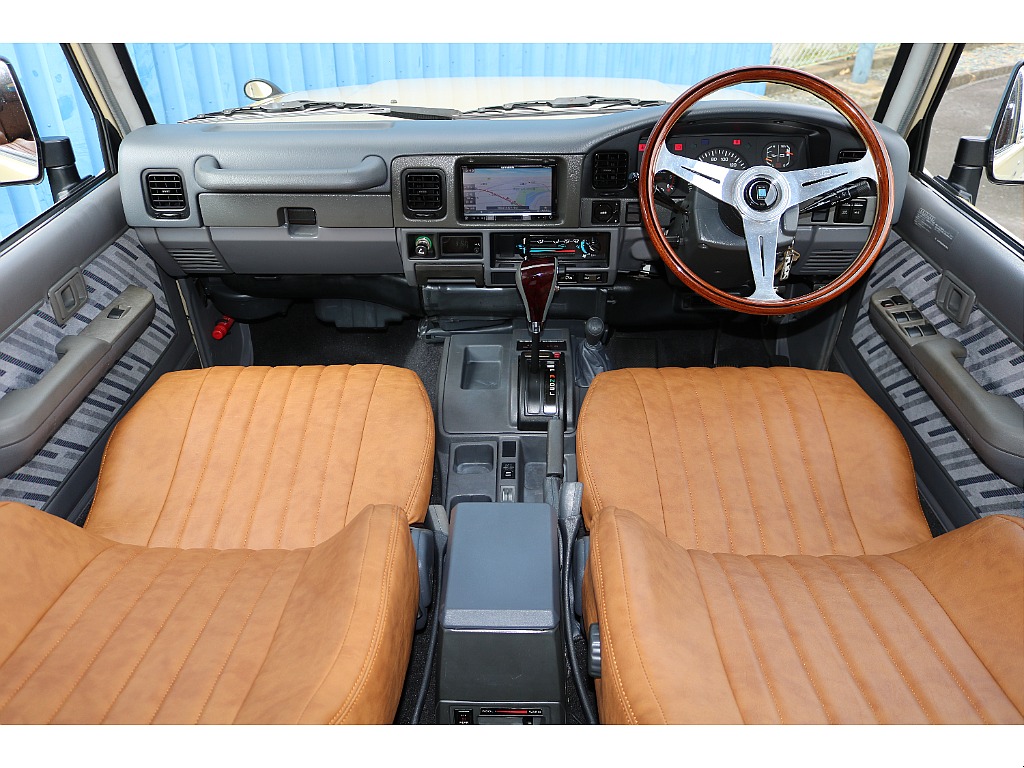 キャメルシートカバーが相まって車内が明るい雰囲気になりました。
