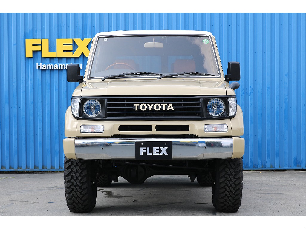 TOYOTAロゴグリルがクラシックな印象を受けますね。