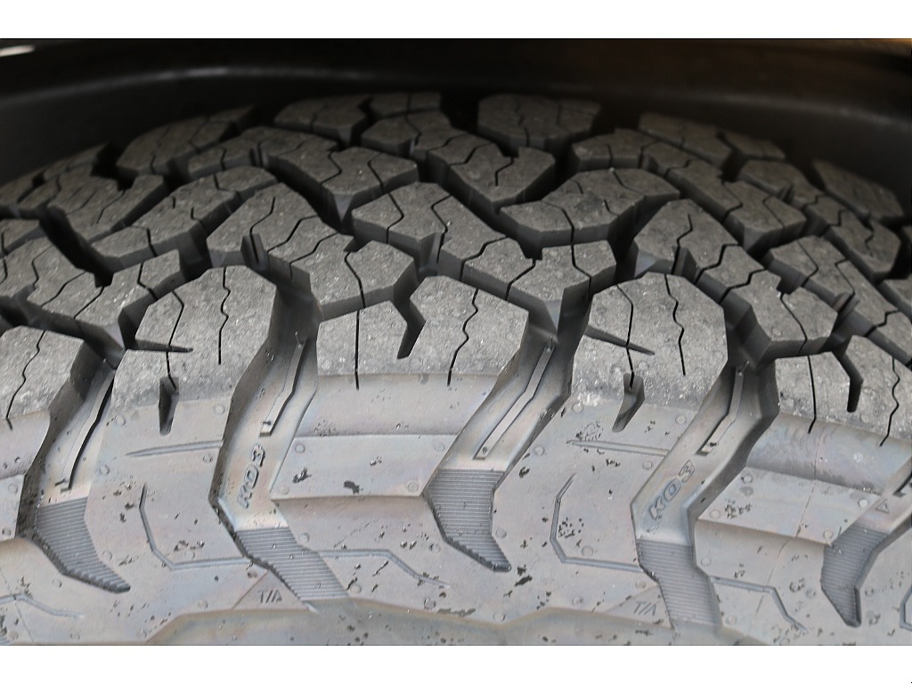 タイヤは新品になります。