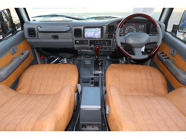 キャメルシートカバーで車内が明るい雰囲気になりますね。