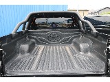 トヨタ純正ベットライナー付きなのでガシガシ積載が出来ますね。