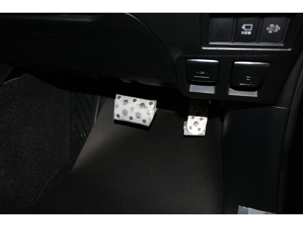 アクセルペダル