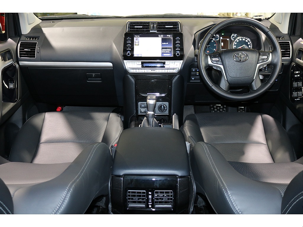 上級グレードの為、本革シートとなります。