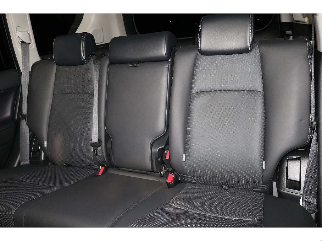 セカンドシートは分割式のセパレートとなります。