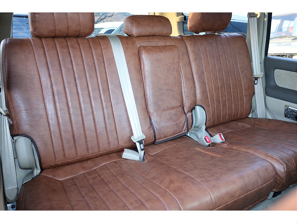 セカンドシートは大人2人がゆったりと座れるスペースが御座います。