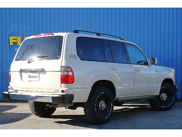 テールレンズもリアゲート側をスムージングを施しクラシックな印象を作り上げます。