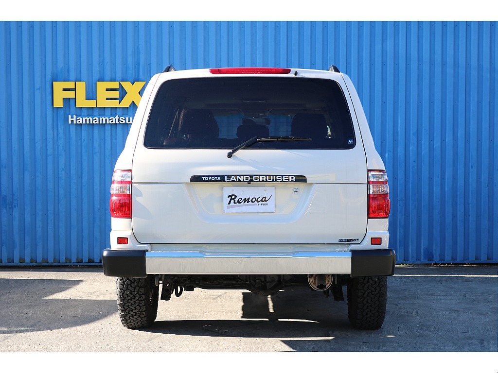 リアゲートは上下観音開きとなります。