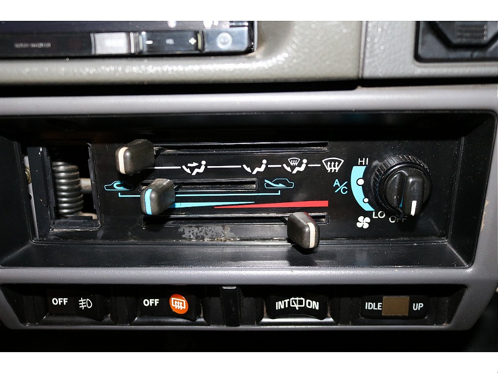 マニュアルエアコンスイッチ