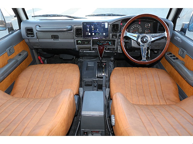 キャメルシートカバーで内装が明るい雰囲気になりました。