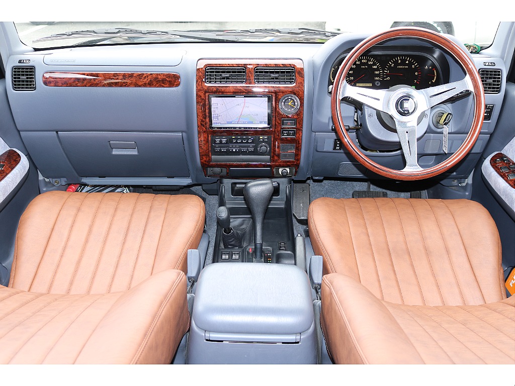 NARDIステアリング、シートカバーも新品でインストールしました。