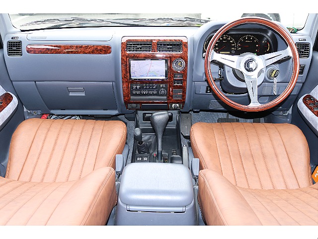 NARDIステアリング、シートカバーも新品でインストールしました。