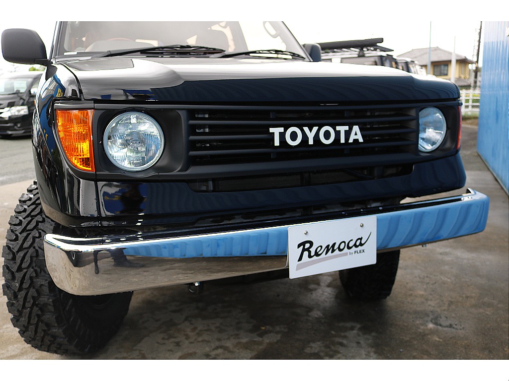 95プラドをベースに70系プラドにフェイスチェンジ。自社オリジナルの丸目キットもインストールしました。