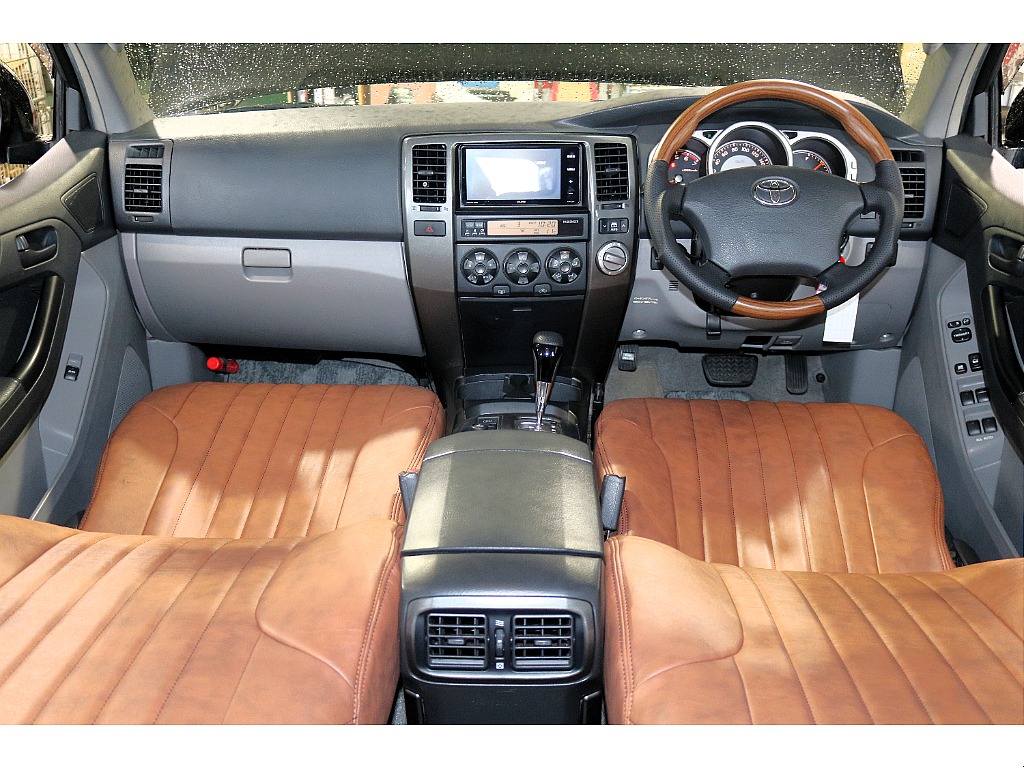 キャメルシートカバーで車内が明るい雰囲気になりました。