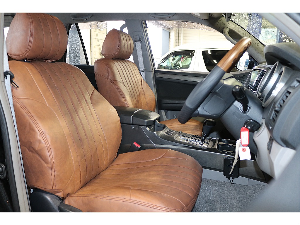 ホールド感のあるシート形状で快適なポジションでお乗り頂けます。