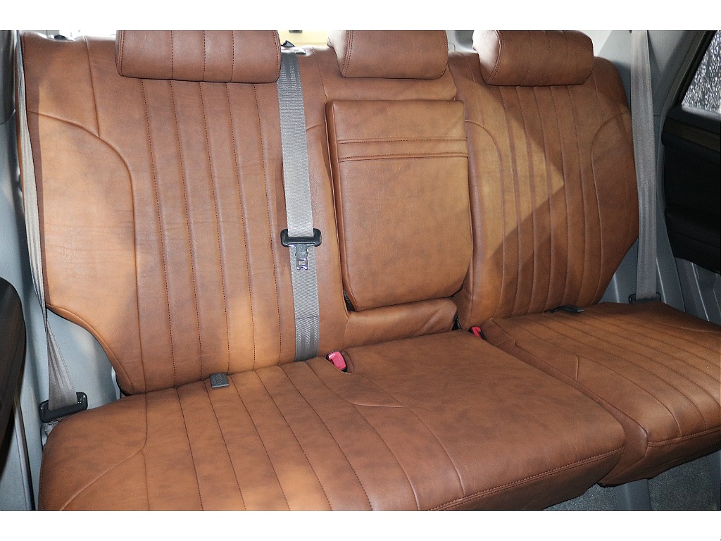 セカンドシートは分割のセパレート式となります。