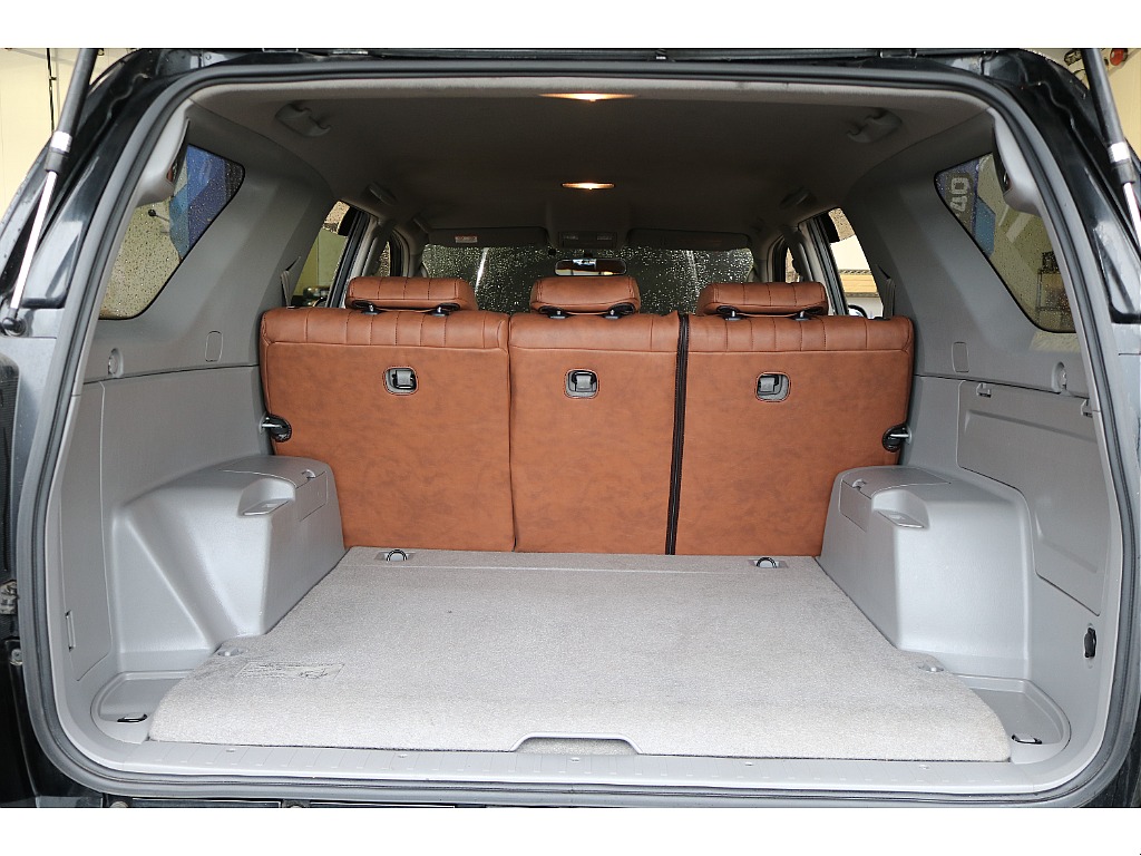 ラゲッジスペースはご覧の通りとても広く確保されています。