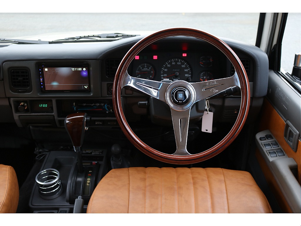 NARDIステアリングも新品でインストールしました。