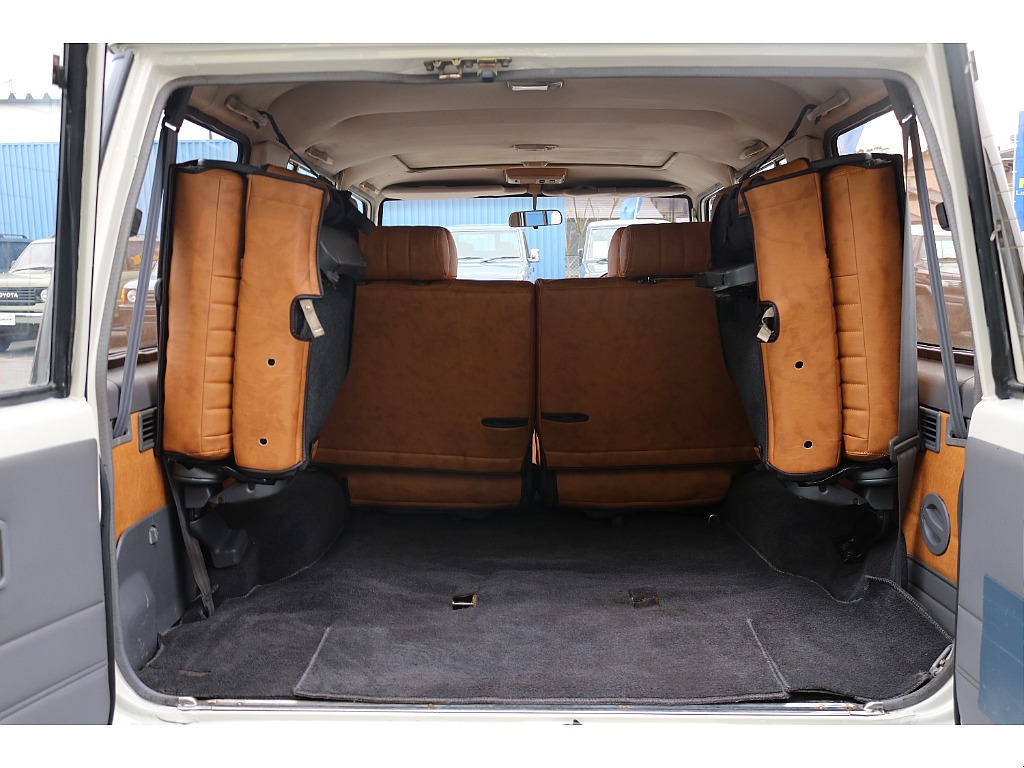 3rdシートを跳ね上げればご覧の通りとても綺麗に保たれています。