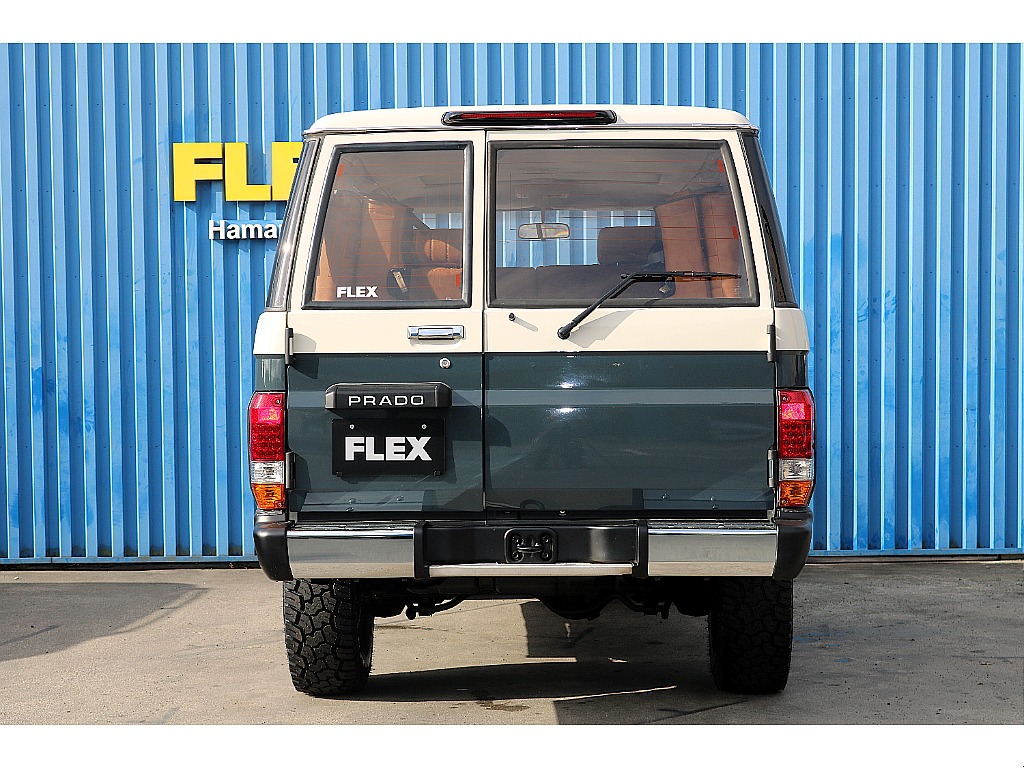 リアゲートは観音扉となります。