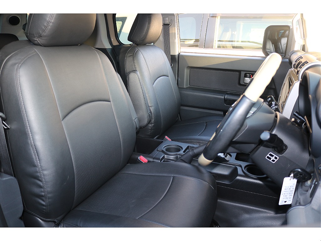 ホールド感のあるシート形状で快適なシートポジションでお乗り頂けます。