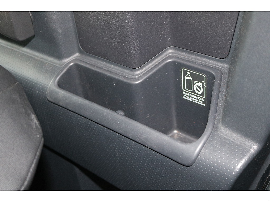 二列目ドリンクホルダー