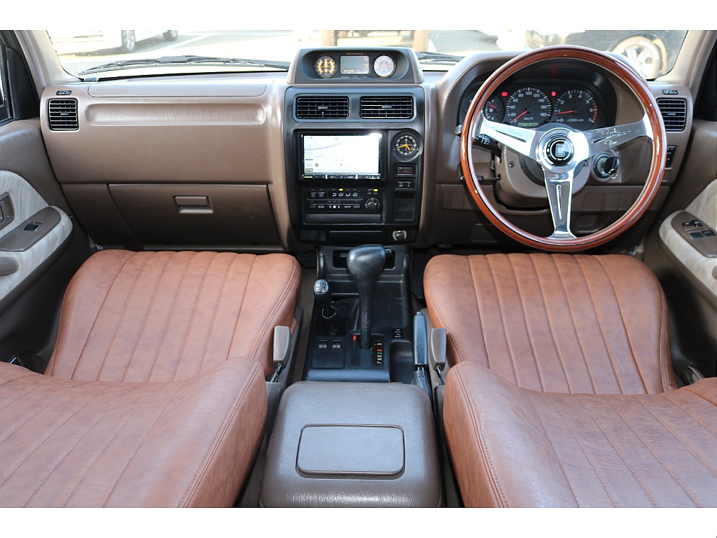 茶内装、ブラウンシートカバー、NARDIステアリング