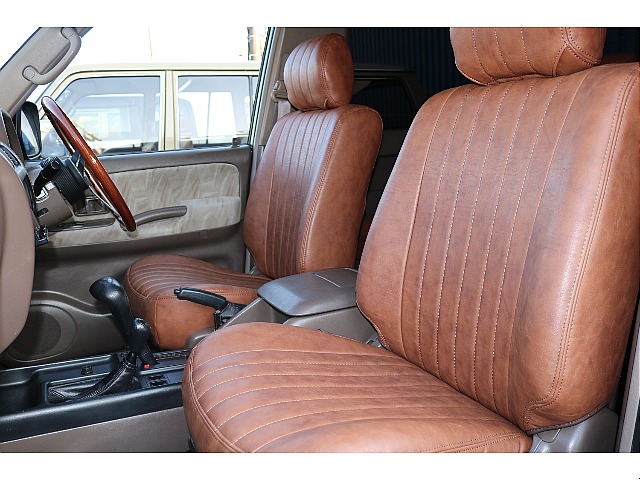 ブラウンのシートカバーを装着済みです！