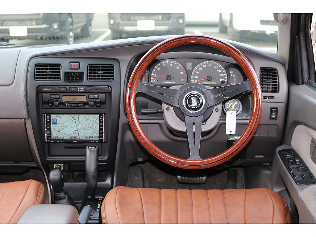 NARDIステアリングも新品でインストールしました。