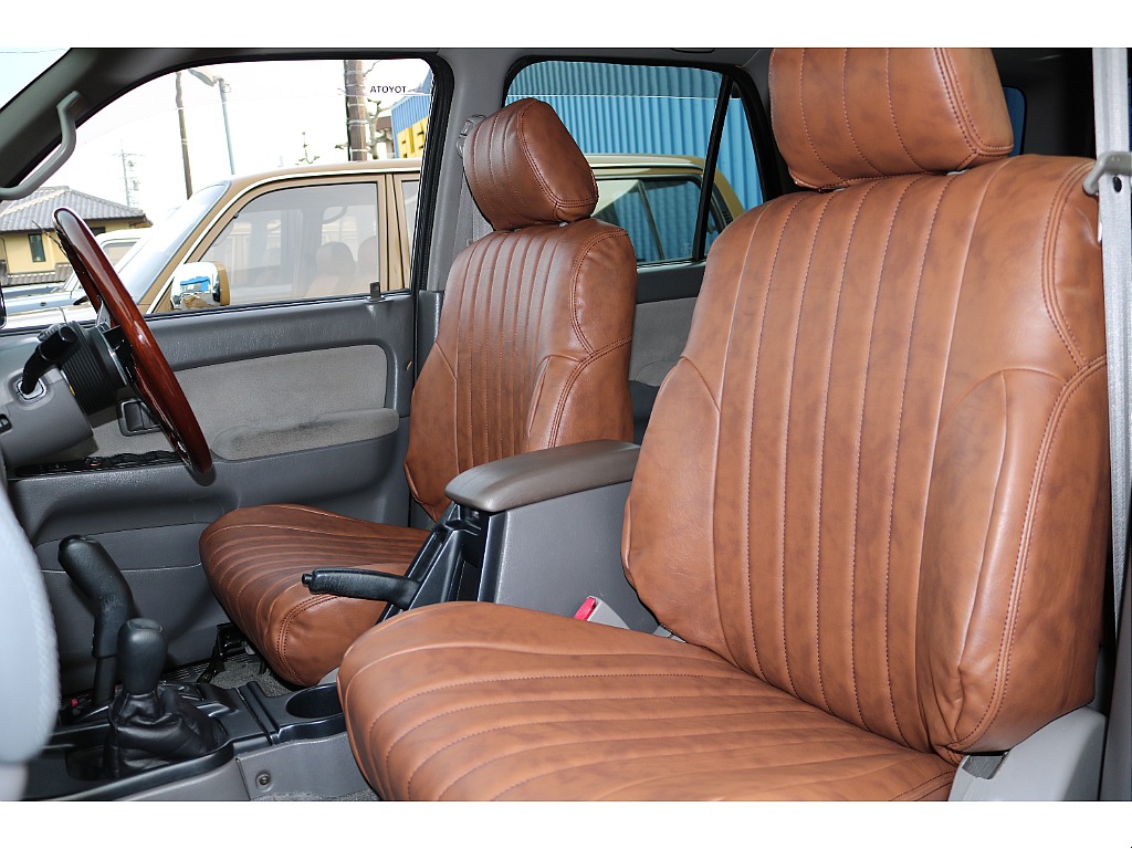 ホールド感のあるシート形状で快適なシートポジションでお乗り頂けます。