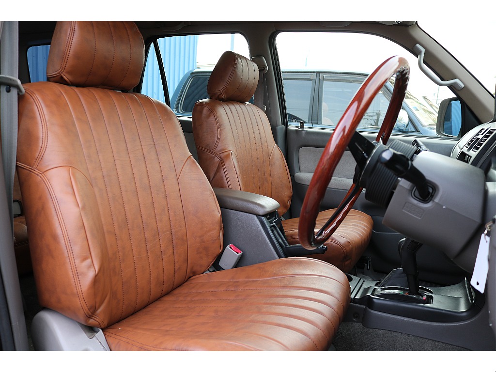 2インチリフトアップされていてアイポイントも高く、運転もし易いです。