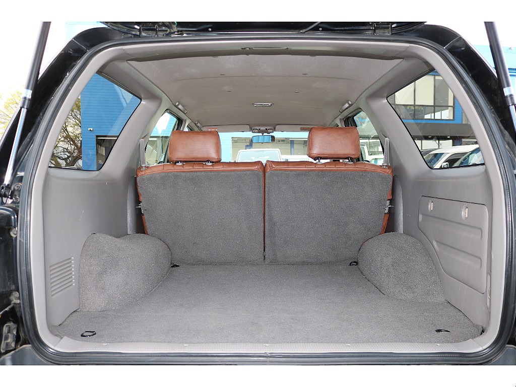 ラゲッジスペースはご覧の通りとても広く確保されています。