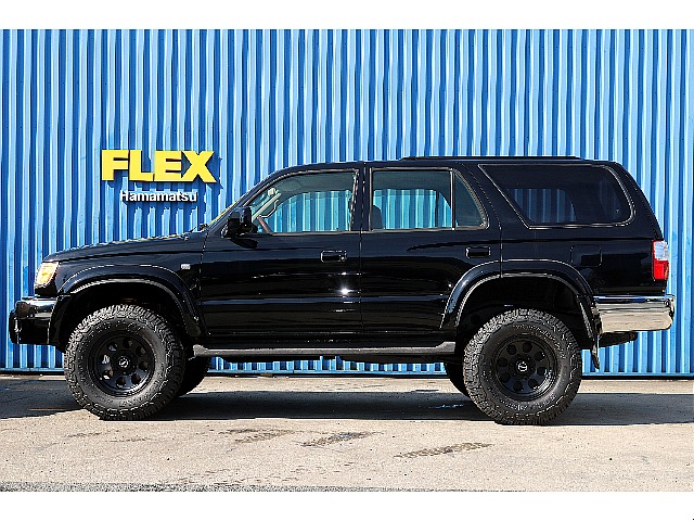 ブラックボディにメッキバンパーが映えますね。