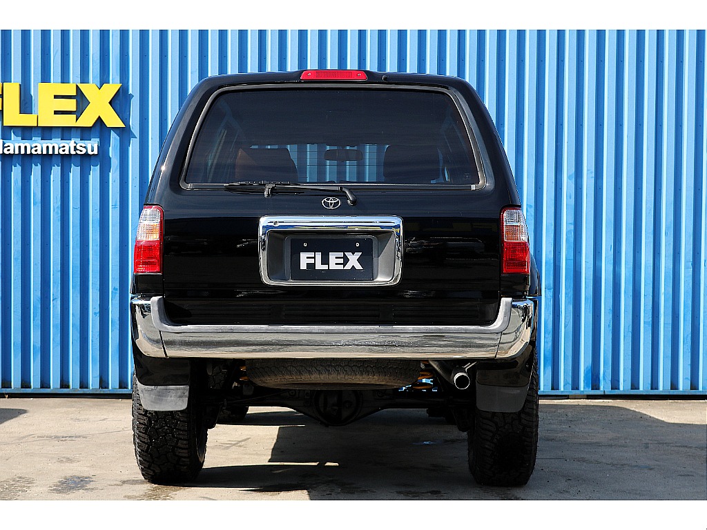 ハイラックスサーフのリアゲートは1枚扉の上開きとなります。